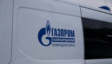 Un vehículo de distribución de gas de Gazprom está estacionado en la calle en San Petersburgo