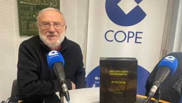 Juan Kam posa con el Diccionario Extremeño en COPE Cáceres