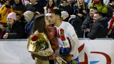 El defensa del Barbastro Israel García le pide el matrimonio a su novia al término del partido de dieciseisavos de la Copa del Rey contra el Barcelona