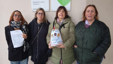 Un grupo de delegadas de la CIG a las puertas de una residencia de mayores