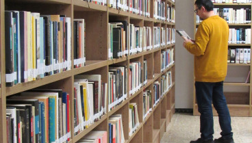 Interior de la biblioteca municipal de Neda