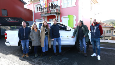 Integrantes del Gobierno de la Xunta y Cerdido ante el Consistorio con la pick-up