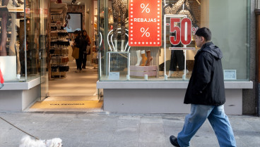 Carteles en un escaparate anuncian la temporada de rebajas, a 7 de enero de 2025, en Madrid