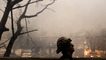 Un bombero del condado de Los Ángeles observa un incendio forestan este miércoles en Altadena, California