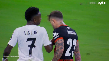 'Toquecito' de Vinicius a Maffeo en la primera acción entre ambos durante el Real Madrid-Mallorca