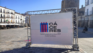 Logotipo de Cáceres 2031 en la Plaza Mayor