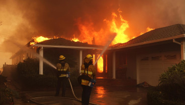 Bomberos luchan contra el fuego en el barrio de Palisades, en Los Ángeles