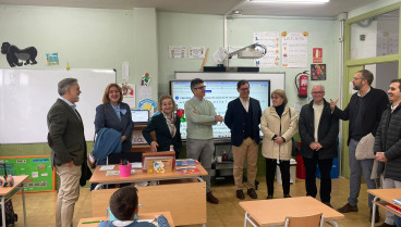 Mercedes Vaquero, Consejera de Educación  y Fernando Pizarro, Alcalde de Plasencia inaguran el nuevo Centro Educativo de San Miguel