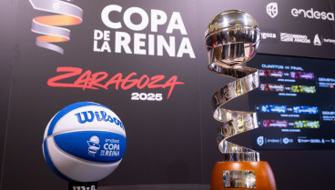 Balón y trofeo de la Copa de la Reina 2025