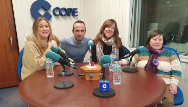 Miembros y usuarios de la Asociación Fraternidad en el estudio de COPE