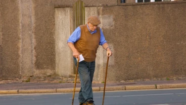 Anciano caminando