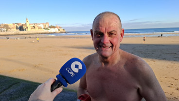 Pedro, un jubilado de Gijón que no perdona su baño en el Cantábrico a pesar del frío