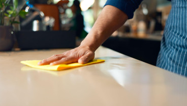 Lo que debes decir si ves a un camarero limpiando tu mesa con una bayeta: por qué está prohibido