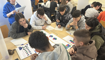 Un grupo de estudiantes de Bachillerato y de FP trabaja en la resolución de los retos propuestos en el Escape Room de 2024