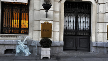 Puerta de la tienda Dior en la galería Canalejas