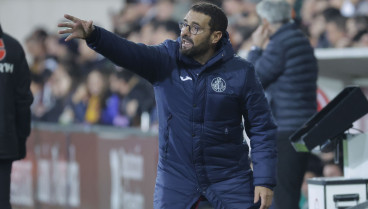 Bordalás da instrucciones a sus jugadores durante el partido en Pontevedra