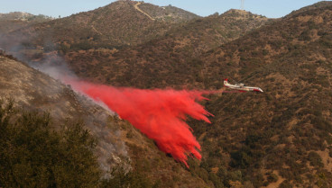 Un hidroavión descargando 'polvo rosa' en Los Ángeles