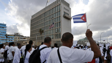 Personas participan en una marcha frente a la embajada de Estados Unidos este viernes, en La Habana