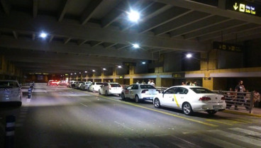 Turnos rotatorios y policía local para que todos los taxistas usen la parada del aeropuerto de Sevilla