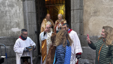 Párroco bendiciendo a un perro