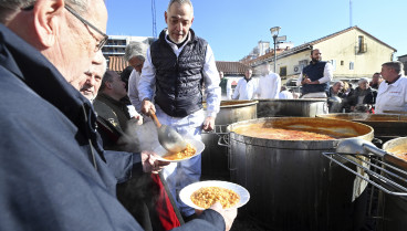 Reparto tradicional de titos en Gamonal con motivo de la festividad de San Antón