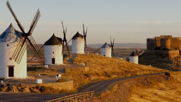 Molinos de Consuegra con el castillo al fondo