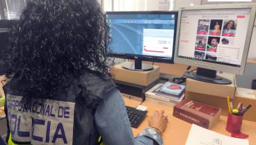 Una agente de la policía nacional delante en plena investigación