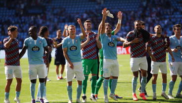 Los jugadores del Celta celebran con Balaídos la victoria ante el Valladolid