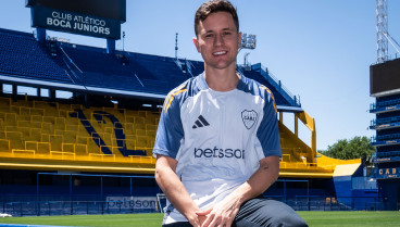 Ander Herrera posa en La Bombonera con la camiseta de Boca Juniors.