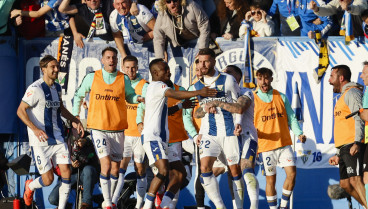 MADRID, 18/01/2025.- El defensa del Leganés Matija Nastasic (c) celebra con sus compañeros tras marcar el 1-0 durante el partido de LaLiga EA Sports entre CD Leganés y Atlético de Madrid, este sábado en el Estadio Municipal Butarque de Madrid. EFE/ Sergio Pérez