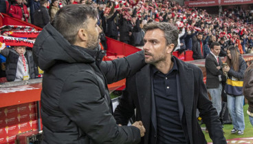 Rubén Albés saluda a Sarabia antes del partido