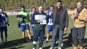 Joaquín Flores recibe un homenaje en la previa del partido del Lorca Deportiva de Veteranos