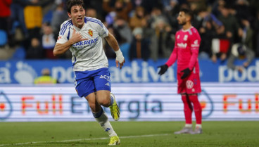 Iván Azón celebra el tanto con el que logró empatar dos el surrealista partido de este domingo ante el Tenerife en La Romareda