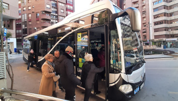 Viajeros suben a un autobús urbano en Lorca