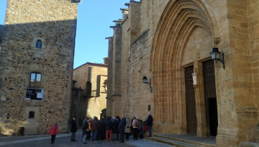 Turistas en la plaza de Santa María de Cáceres