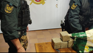 La Guardia Civil encontró cinco kilos de hachís en el interior del vehículo