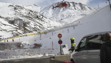 Un helicóptero participa en las labores de rescate en la estación de esquí de Astún.