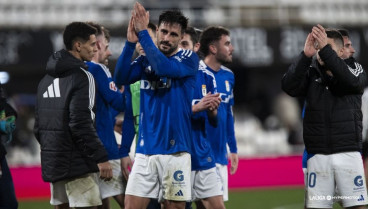 David Costas aplaude a la afición azul al término del partido en Cartagena