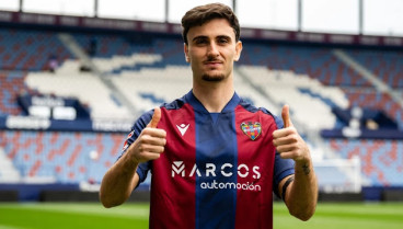 Álex Forés posa con su nueva camiseta