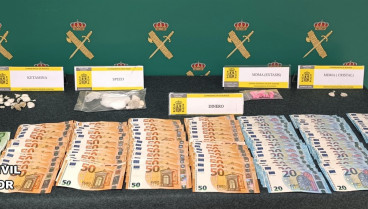 Junto con speed, ketamina y MDMA (éxtasis y ‘cristal’), también han sido aprehendidos 4.840 euros en billetes, que igualmente llevaban ocultos entre sus pertenencias