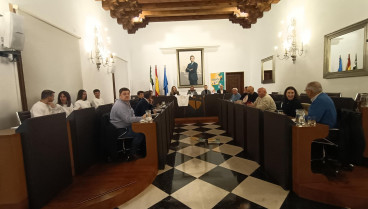 Reunión del presidente de la Diputación de Cáceres y el decano de la Facultad de Ciencias del Deporte con alcaldes de la Raya para informarles sobre un programa de deporte para personas mayores