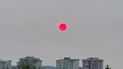 La luna roja se dejó ver también en el barrio de Caranza