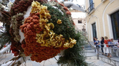 CÓRDOBA, 19/10/2024.- Visitantes recorren el patio de recibo de Vimcorsa, con la obra Un pensamiento vegetal, de Eugenio Ampudia en colaboración Alejandro Banegas (España), durante el VII Festival de las Flores de Córdoba 'Flora 2024', este sábado. EFE/Salas