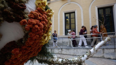 CÓRDOBA, 19/10/2024.- Visitantes recorren el patio de recibo de Vimcorsa, con la obra Un pensamiento vegetal, de Eugenio Ampudia en colaboración Alejandro Banegas (España), durante el VII Festival de las Flores de Córdoba 'Flora 2024', este sábado. EFE/Salas