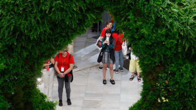 CÓRDOBA, 19/10/2024.- Visitantes recorren el patio central del Palacio de Orive, con la obra Fusión, de la ganadora de la convocatoria Patio Talento Carolin Ruggaber (Alemania), durante el VII Festival de las Flores de Córdoba 'Flora 2024', este sábado. EFE/Salas