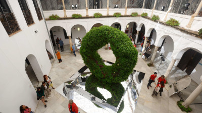 CÓRDOBA, 19/10/2024.- Visitantes recorren el patio central del Palacio de Orive, con la obra Fusión, de la ganadora de la convocatoria Patio Talento Carolin Ruggaber (Alemania), durante el VII Festival de las Flores de Córdoba 'Flora 2024', este sábado. EFE/Salas