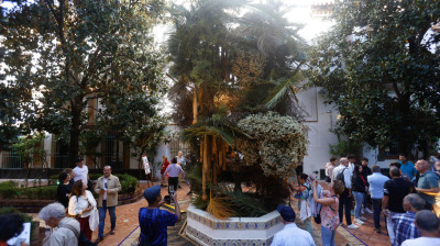 CÓRDOBA, 19/10/2024.- Visitantes contemplan la instalación 'Entre magnolios' ubicada en patio del Reloj de la Diputación de Córdoba, que ha logrado el primer premio en el VII Festival de las Flores de Córdoba 'Flora 2024', este sábado. EFE/Salas