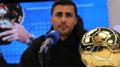 Rodri Hernández, con el Balón de Oro