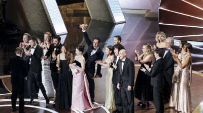 El elenco y el equipo aceptan el Oscar a la Mejor Película por Anora durante la 97.a ceremonia anual de los Premios de la Academia en el Teatro Dolby en el barrio de Hollywood de Los Ángeles, California, EE. UU., el 2 de marzo de 2025.