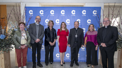 La directora de Ábside Media, Lucia del Viso, junto al obispo de Vitoria, Juan Carlos Elizalde, y la directora de COPE Euskadi, Ana González